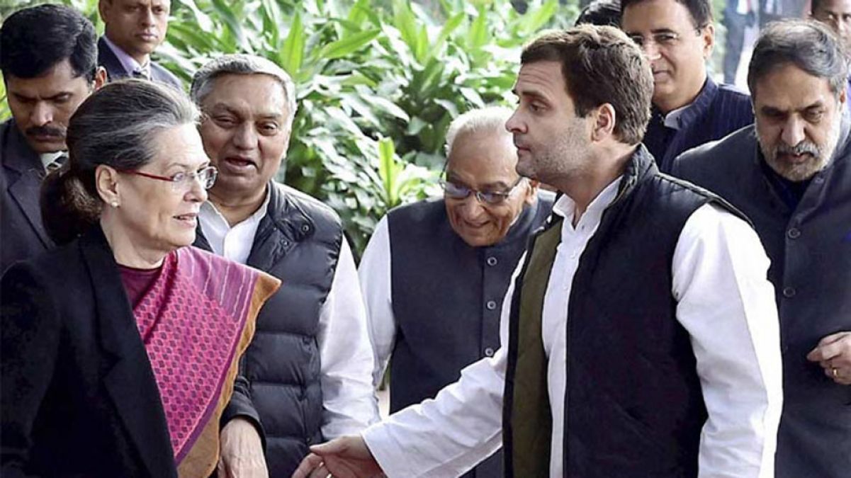 कांग्रेस अध्यक्ष के पद से हटे राहुल गाँधी, मोतीलाल वोरा को मिली जिम्मेदारी