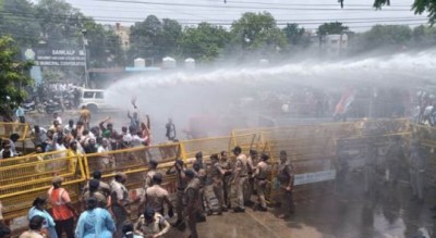 नगर निगम के खिलाफ कांग्रेस का विरोध प्रदर्शन, प्रशासन ने बरसाई लाठीयां