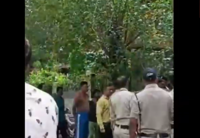 Video: Dispute breaks out between police constables and area residents on polling day