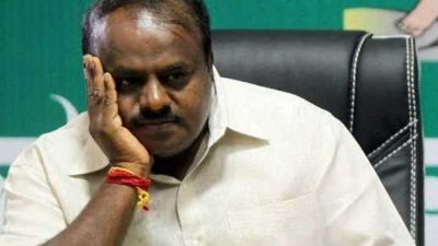 कर्नाटक: कुमारस्वामी सरकार पर लटकी तलवार, कांग्रेस-जेडीएस के 8 MLA इस्तीफा देने पहुंचे