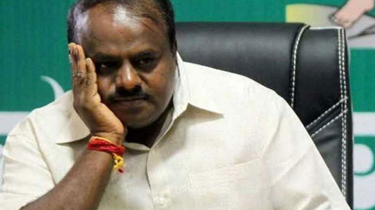 कर्नाटक: सीएम कुमारस्वामी की कुर्सी पर लटक रही तलवार, क्या गिर जाएगी गठबंधन की सरकार