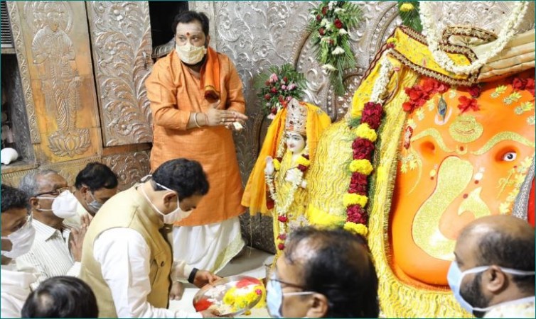 Indore: HM Dr. Narottam Mishra pays obeisance at famous Khajrana Ganesh Temple