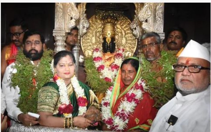 पत्नी संग भगवान विट्ठल के मंदिर पहुंचे महाराष्ट्र के नए CM