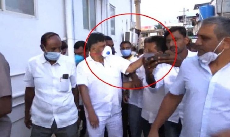 कर्नाटक कांग्रेस अध्यक्ष डीके शिवकुमार ने पार्टी कार्यकर्ता को जड़ा थप्पड़, कंधे पर रख दिया था हाथ