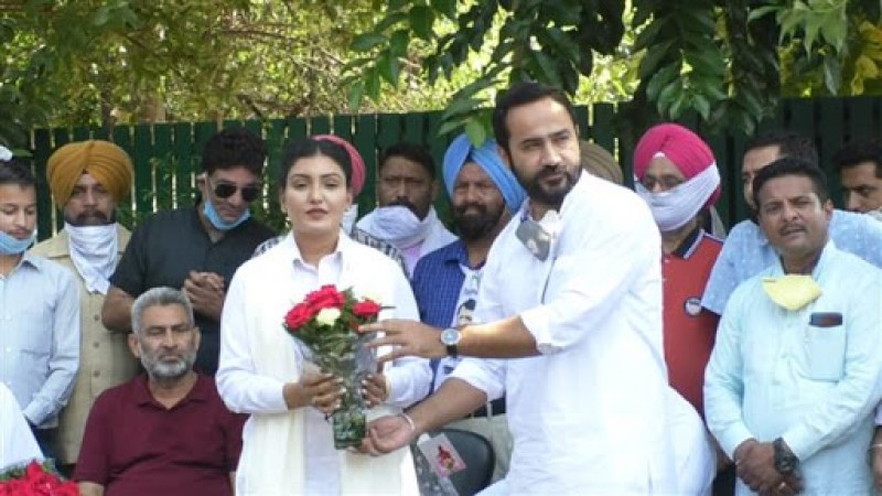 Punjab: Singer Anmol Gagan Maan join AAP