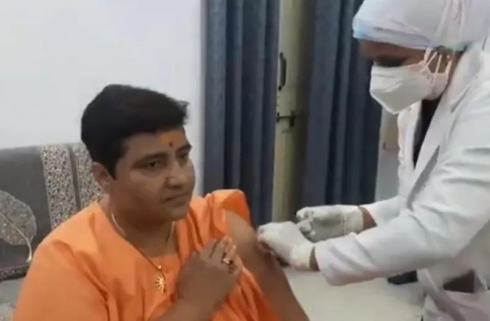 साध्वी प्रज्ञा ठाकुर ने घर पर लगवाया कोरोना का टीका, हमलावर हुई कांग्रेस