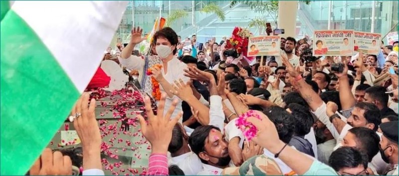 UP: Priyanka Gandhi arrives in Lucknow, received with grand welcome