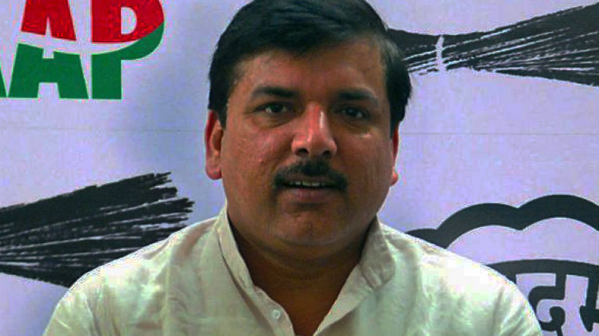 Amit Shah meets AAP leader, submits memorandum on rising crime in Delhi