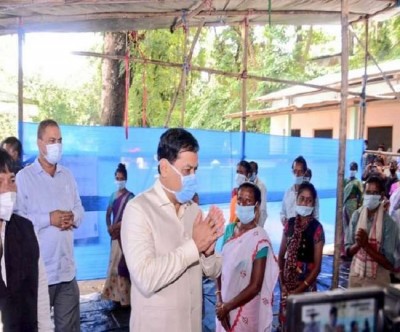 Assam CM visits flood relief camp near Kaziranga