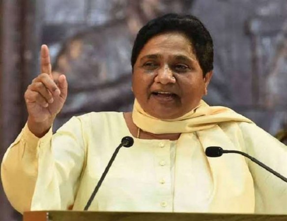 Mother, daughter attempt self-immolated in front of CM office, Mayawati furious over government