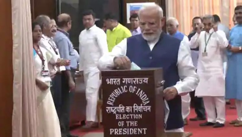 राष्ट्रपति चुनाव के लिए मतदान शुरू, प्रधानमंत्री नरेंद्र मोदी ने डाला वोट