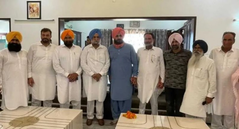 Sidhu arrives at MLA Madan Lal's house to end dispute