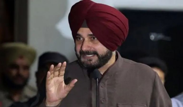 Punjab Congress president arrives in Ludhiana with black flags shown to Siddhu, protesters shout slogans