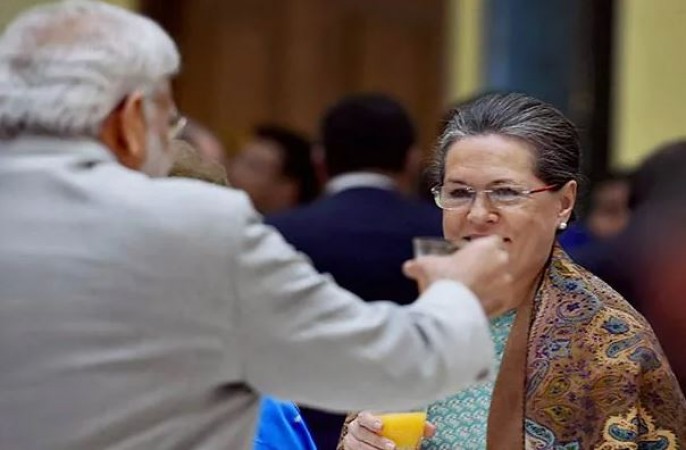 संसद में पीएम मोदी ने सोनिया गांधी से की मुलाकात, बातचीत कर पुछा हालचाल