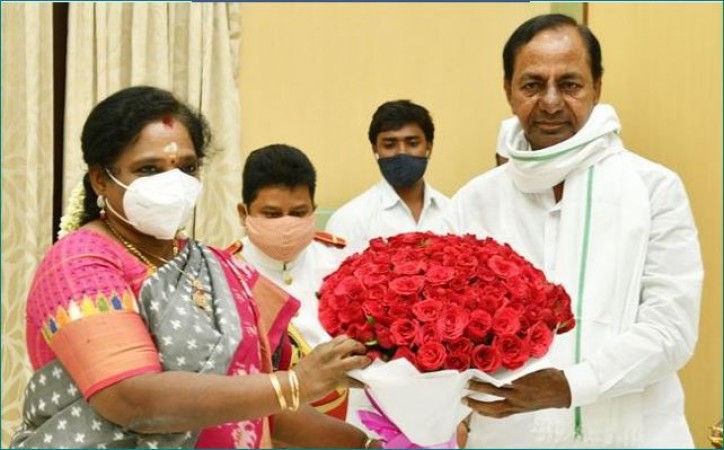 Chief Minister KCR meets Governor, talks on these issues