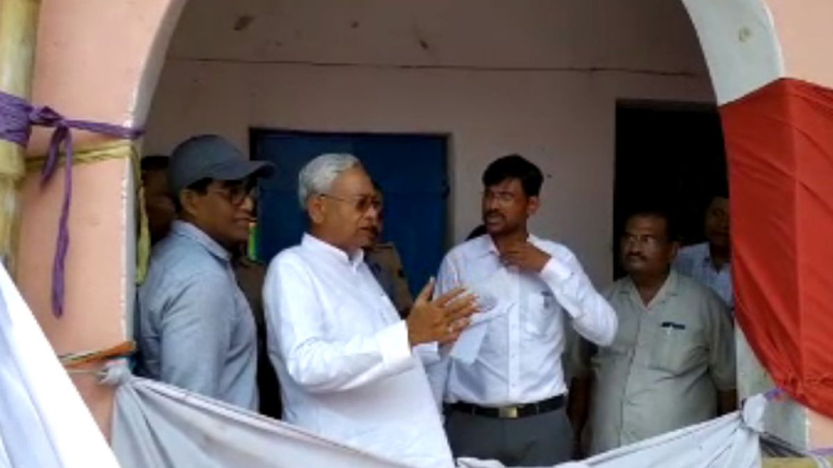 बिहार: बाढ़ पीड़ितों से मिले सीएम नितीश कुमार, राजद विधायक भी रहे मौजूद