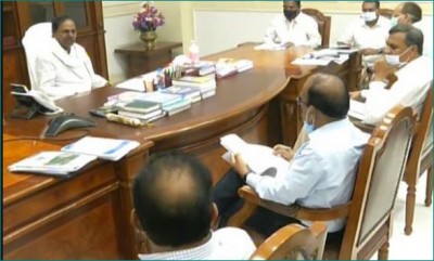 कृषि विभाग अधिकारीयों संग तेलंगाना के मुख्यमंत्री ने की बैठक