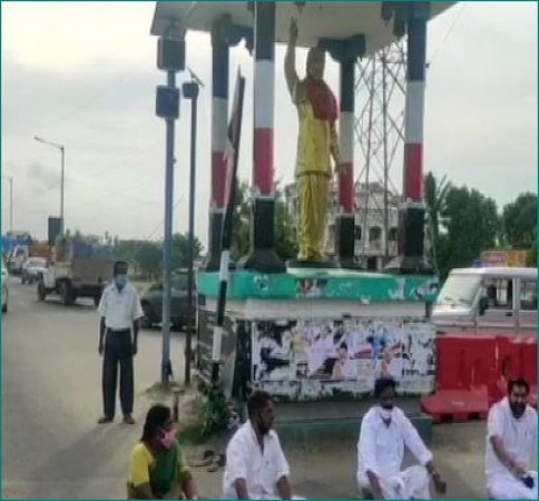 एम जी रामचंद्रन की प्रतिमा को केसरिया कपड़े से ढंकने पर भड़के विधायक, जताया विरोध