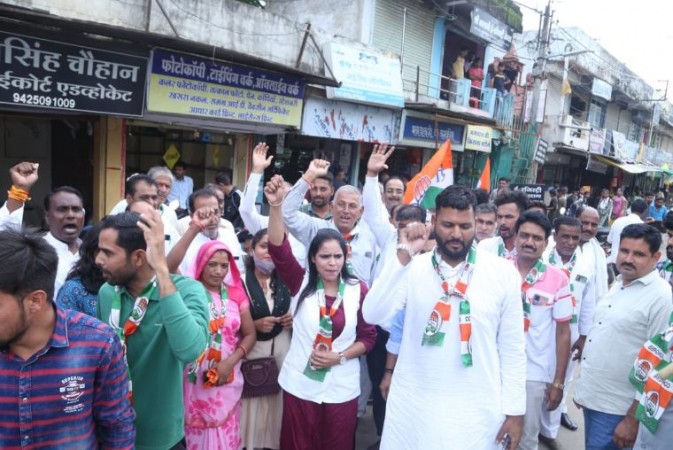 राहुल गांधी की गिरफ्तारी के विरोध में सांवेर में कांग्रेसियों ने किया प्रदर्शन