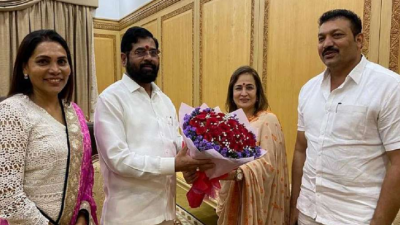 Interesting political picture from Maharashtra, Smita Thackeray met CM