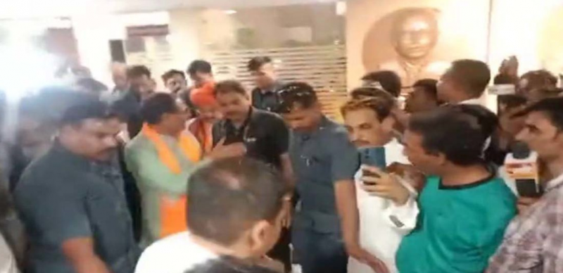 VIDEO! जेपी नड्‌डा के सामने BJP कार्यकर्ताओं में हुई धक्का-मुक्की, सीएम ने डांट लगाकर किया काबू