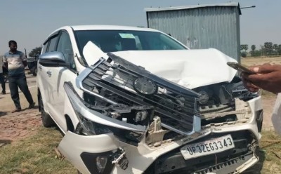 Yogi government minister Dayashankar Mishra became victim of the accident, narrowly escaped