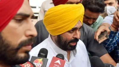 Bhagwant Mann arrives at Musewala's house, villagers protest..., Congress accuses AAP government of murder