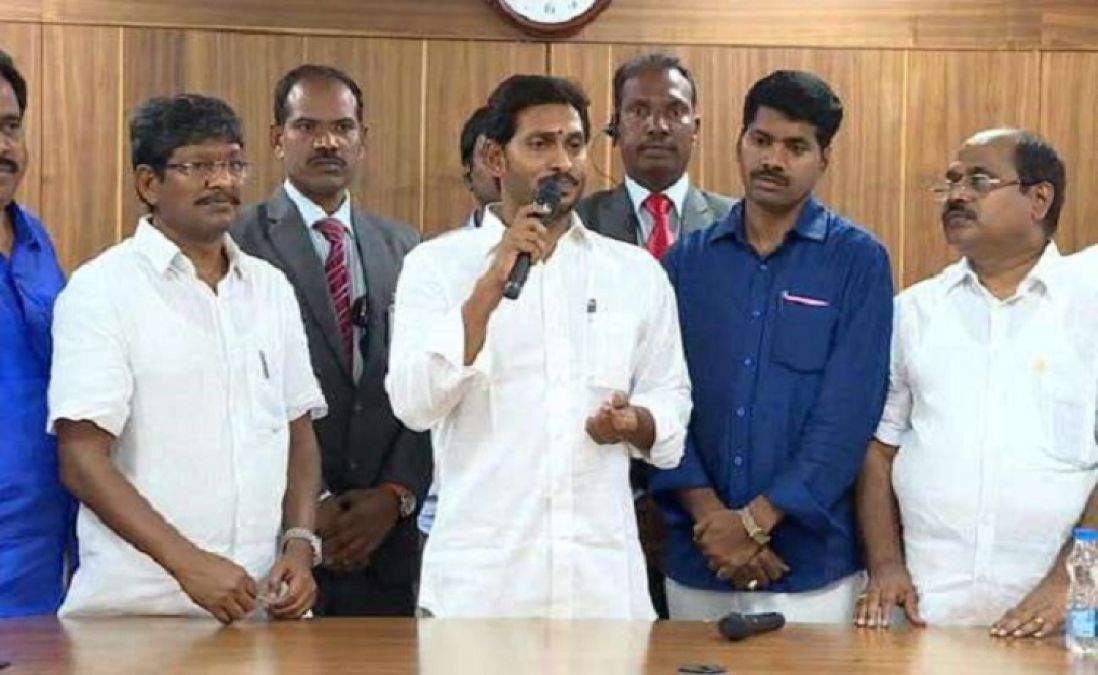 In Andhra Pradesh: Jagan Reddy has made a barrage of gifts to the workers