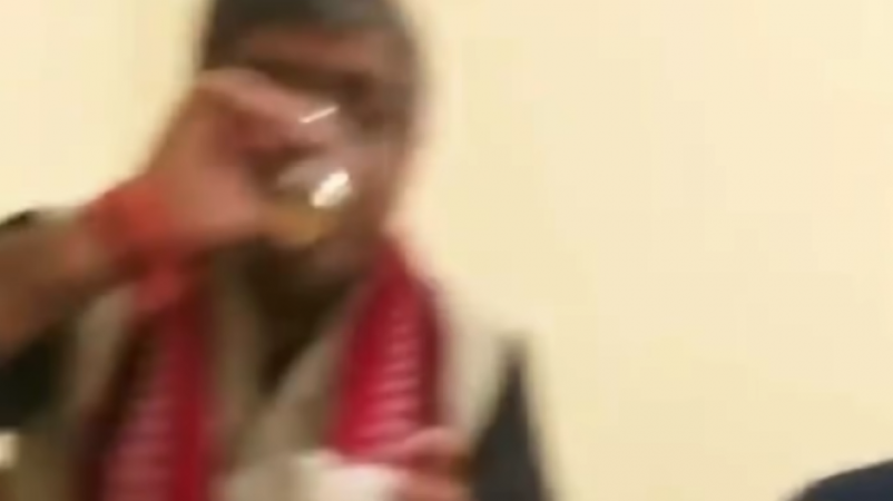 BJP जिलाध्यक्ष का शराब पीते हुए वीडियों हुआ वायरल, मची सियासी हलचल