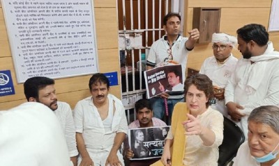 Congress leaders remembering 'Raghupati Raghav' in the police station, Priyanka Gandhi reached to meet