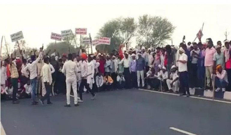 Thousands of people take to the streets demanding reservation