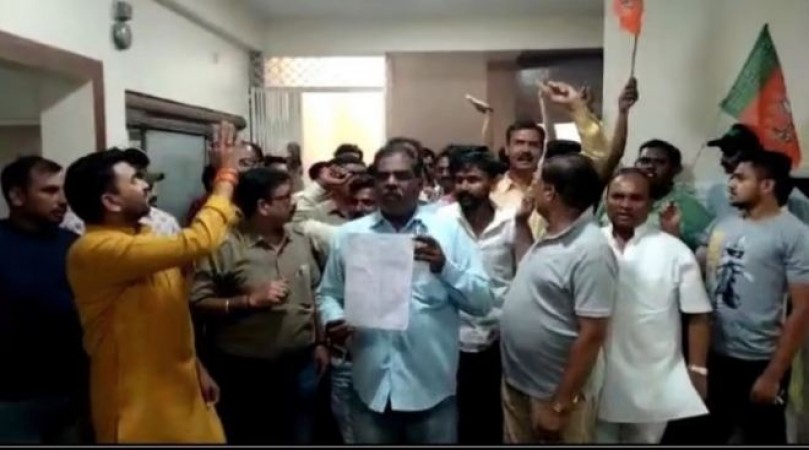 बाहरी नेता को प्रत्याशी बनाया तो नाराज हुए कार्यकर्ता, BJP कार्यालय पर की जमकर नारेबाजी