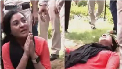 Alka Lamba, lying on the road in support of Rahul and protesting against Agneepath, cries in front of the media