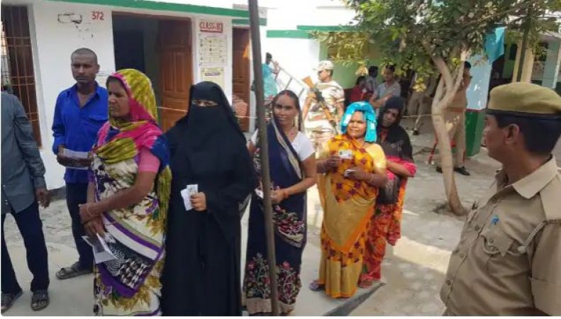 आजमगढ़ और रामपुर में मतदान जारी, उपचुनाव में किस करवट बैठेगा ऊँट ?