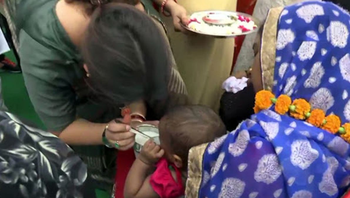 अमेठी: स्मृति ईरानी ने अपने हाथों से बच्चों को खिलाया खाना, अफसरों को दिए ये निर्देश