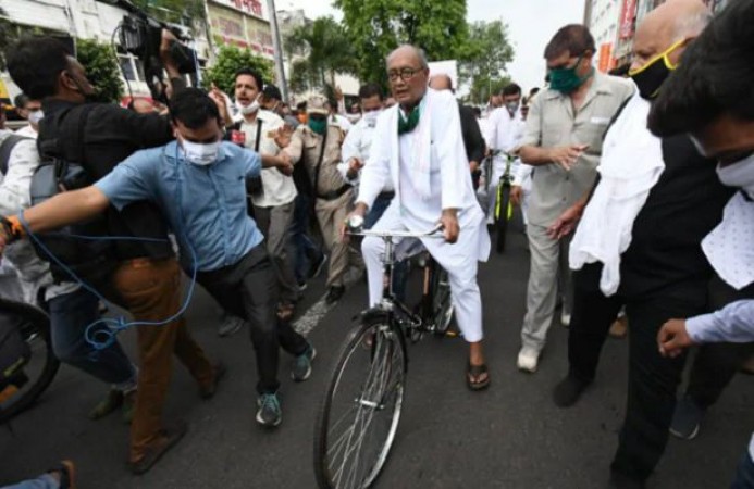 Case filed against Digvijay Singh and 150 Congress workers after protests