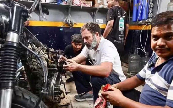ट्रक की सवारी करने के बाद बाइक मैकेनिक के साथ गाड़ी ठीक करते दिखे राहुल गाँधी
