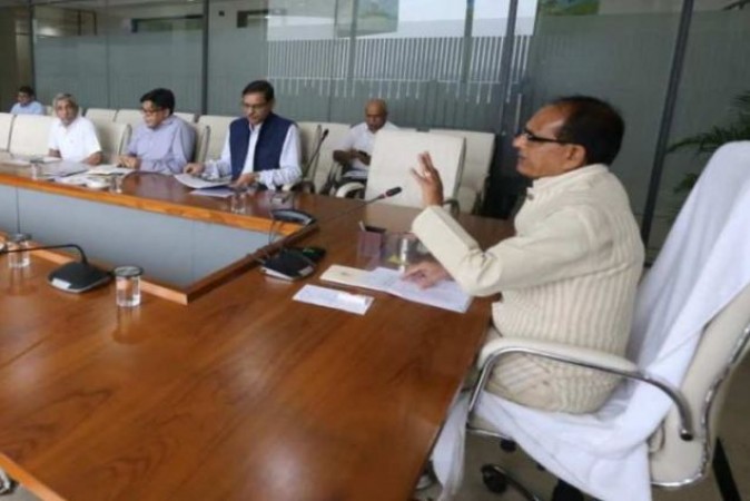 CM शिवराज ने समीक्षा बैठक में बदमाश और असामाजिक तत्वों पर कार्रवाई करने के दिए निर्देश