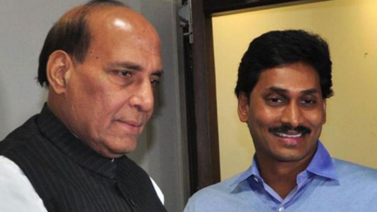 Rajnath Singh meets Jagan Mohan Reddy, reviews infrastructure projects