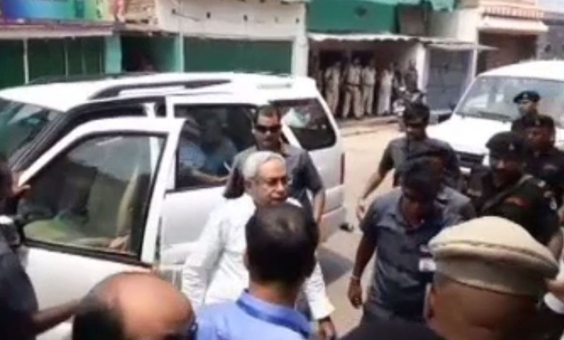 Nitish Kumar reaches late JDU leader Mo. Salaam's residence, paid tribute
