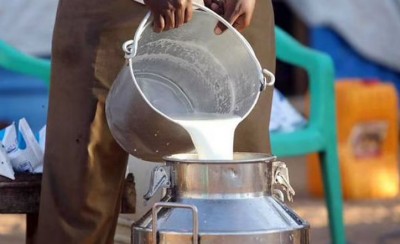 किसान आंदोलन: यूपी में 3 गाँवों ने बंद की दूध की सप्लाई, 6 मार्च से 100 रुपए लीटर बिकेगा