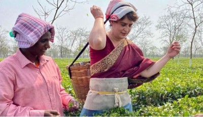 असम में महिलाओं के साथ चाय पत्ती तोड़ते नज़र आईं प्रियंका, कहा- जिम्मेदारी से वोट करें