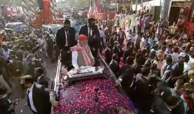 PM Modi's mega road show in Varanasi, crowd gathered to welcome the Prime Minister
