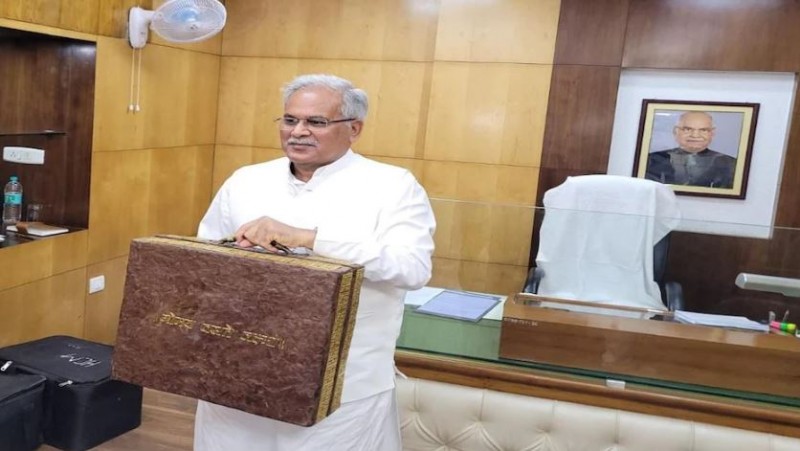 CM Baghel reached the assembly with a briefcase made of 'cow dung', know its specialty