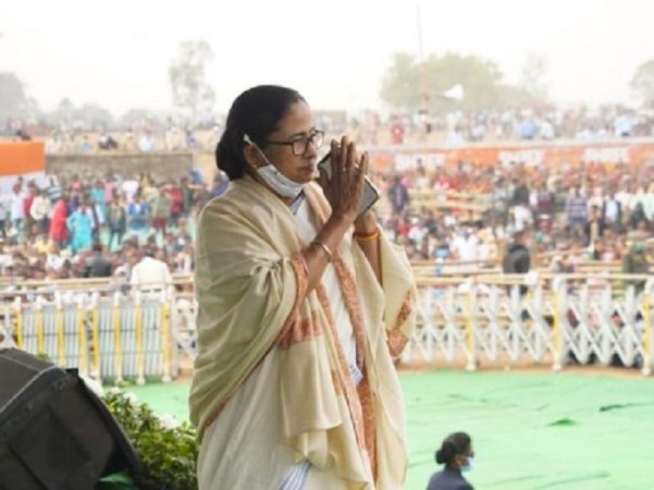 बंगाल चुनाव: ममता बनर्जी ने नंदीग्राम से दाखिल किया नामांकन, शुभेंदु अधिकारी से होगी भिड़ंत