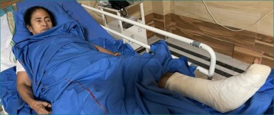 ममता बनर्जी को बाएं पैर पर लगा प्लास्टर, अस्पताल के बाहर लगी समर्थकों की भीड़