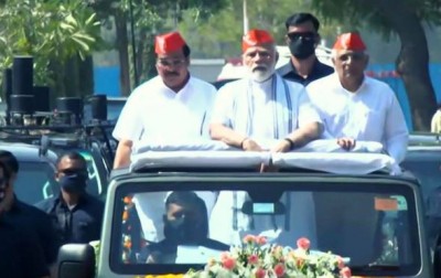 After victory in 4 states including UP, PM Modi did a mega road show in Ahmedabad, crowd gathered