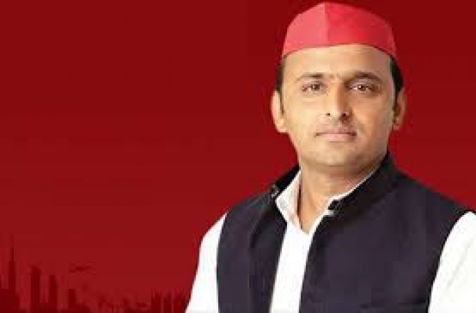 Akhilesh Yadav stunned by media questions amid press conference, activists beat up journalists