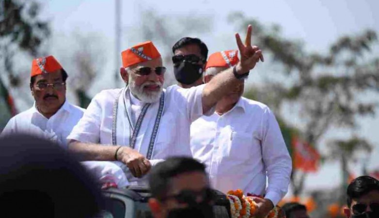 PM Modi's mega road show in Gujarat, people gathered on the roofs and streets to see 