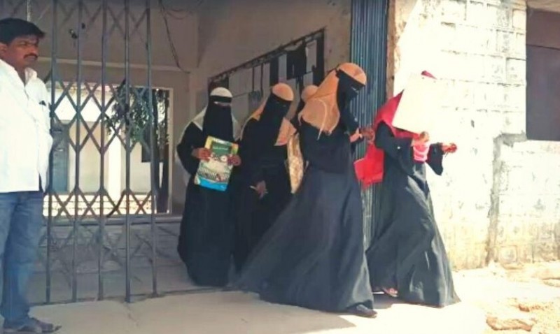 Left studies for 'hijab', Muslim girl students left the examinations as soon as the High Court's decision came